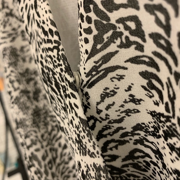 Dynamite printed blouse size small. - Picture 5 of 7